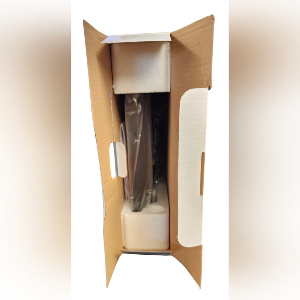 Sylvania Digital Photo Frame 7in  *NWT* - Picture 2 of 7